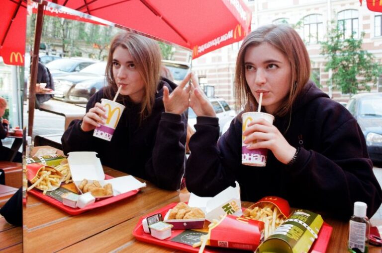 Obsesia oamenilor pentru fast food - de ce suntem atrași de acest tip de mâncare și care sunt consecințele consumului regulat