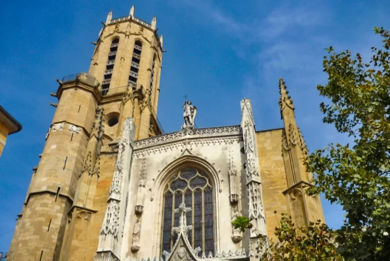 # Catedrala Mantuitorului din Aix-en-Provence Catedrala Mantuitorului din Aix-en-Provence, cunoscută și ca Biserica Saint-Sauveur, este o biserică din partea sudică a Franței, în departamentul Bouches-du-Rhône. Biserica a fost construită în secolul al XVI-lea și este una dintre cele mai vechi catedrale din regiunea Alpilor și Maritimei. ## Istoricul Bisericii Prima biserică construită pe acest loc a fost construită în secolul al XIII-lea și a fost folosită pentru botezați până în anii 1650. În acest punct, se presupune că această biserică a fost complet distrusă și înlocuită cu biserica actuală. Această biserică a fost construită în 1553, fiind una dintre cele mai vechi biserici din Alpii și Maritimei. ## Arhitectura Bisericii Catedrala Mantuitorului din Aix-en-Provence a fost construită în stilul renascentist, având mai multe elemente arhitecturale care o fac și mai specială. Este construită din cărămidă roșie și brânză de calcar albă, iar fațada catedralei este împodobită cu sculpturi în marmoră și piatră. Peste intrarea principi, veți putea observa sculptura statuii Sfântului Sauveur. În interiorul catedralei se păstrează un număr mare de lucrări de artă și sculpturi. Printre cele mai notabile lucrări de artă se află, de exemplu, picturile de pe plafonul absidei și sculpturile Sfinților din partea din față a tronsoanei. O altă caracteristică interesantă a Catedralei Mantuitorului din Aix-en-Provence este clopotnița sa. Clopotnița, construită în stil baroc, este situată la partea de sus a catedralei. Construcția sa are formă de piramidă și este împodobită cu sculpturi și picturi în relief. În fața catedralei se află o mică piață, sau Piața Fierarului, cunoscută și ca Place du Parvis. Aici, oaspeții pot admira statuile Sfintei Maria Magdalena și ale Sfântului Proroc Ilie. ## Activități și Festivaluri Catedrala Mantuitorului din Aix-en-Provence găzduiește regulat festivități și concerte, cele mai populare fiind Festivalul Aix-en-Provence. Acest festival anual include programe de muzică și dans, precum și expoziții de artă. De asemenea, oaspeții pot lua parte la mai multe activități speciale în interiorul catedralei. Aceste activități includ căzănaritul, campanatul și ascultarea orchestrilor orășenești. În plus, diverse evenimente religioase, cum ar fi slujbele de Praznicul Pastelui și Nuntațiuni sunt adesea ținute în interiorul catedralei. ## Vizitarea Locului Catedrala poate fi în permanență vizitată și explorată de turiști. Vizitatorii sunt încurajați să urmărească rundele ghidate care sunt oferite atât în ​​limba franceză, cât și în limba engleză. Aceștia vor fi introdusi in fascinanta istorie a catedralei și vor avea posibilitatea de a vedea unele dintre cele mai importante trăsături ale arhitecturii renascentiste. Vizitatorii vor fi, de asemenea, invitați să admire mai multe aspecte ale catedralei, cum ar fi picturile de pe plafon, sculpturile și clopotnita sa. ## Concluzie Catedrala Mantuitorului din Aix-en-Provence este o locație istorică și plină de farmec, care oferă oaspeților o ocazie de a descoperi frumusețea arhitecturii renascentiste și valorile culturale ale regiunii. Aici, turiștii vor avea parte de evenimente muzicale și religioase și activități amuzante. Vizitatorii vor fi întâmpinați cu plăcere și vor putea înțelege mai profund istoria și cultura regiunii.