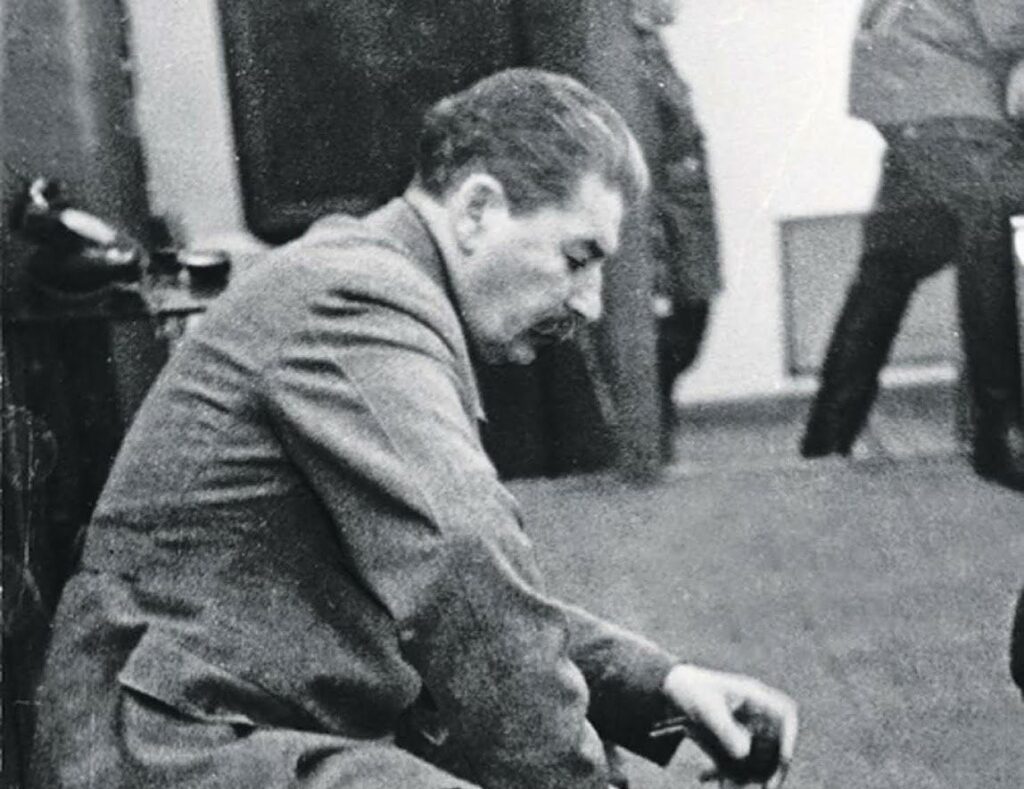 O fotografie neoficială a lui Iosif Stalin Momentul când a primit vestea invaziei germane