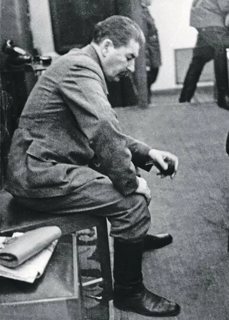 O fotografie neoficiala a lui Iosif Stalin. Momentul cand a primit vestea invaziei germane