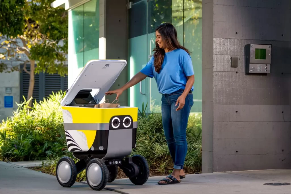 Serviciul de livrare de mâncare al Uber pune pe străzi 2.000 de roboți care se conduc singuri