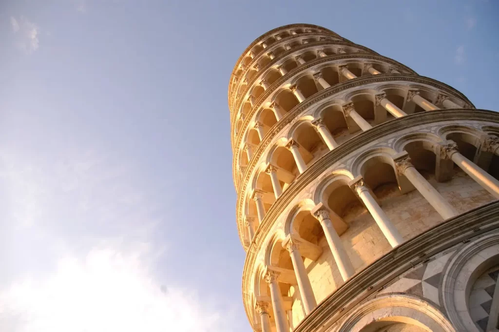 Din 1990 inclinarea Turnului din Pisa a fost nu numai oprita ci si indreptata partial