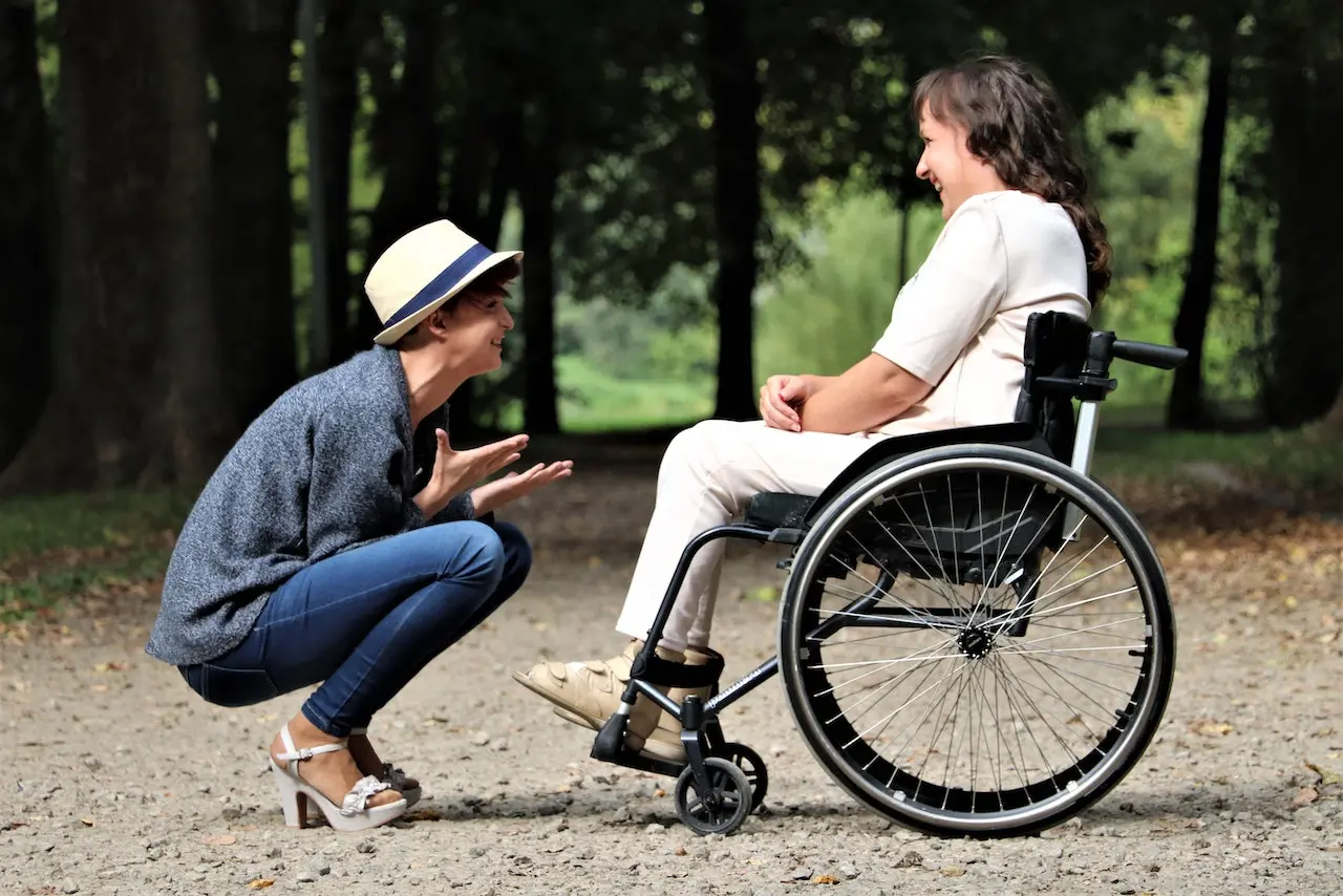 Românii cu dizabilități vor primi vouchere de până la 7.000 de euro pentru tehnologie asistivă