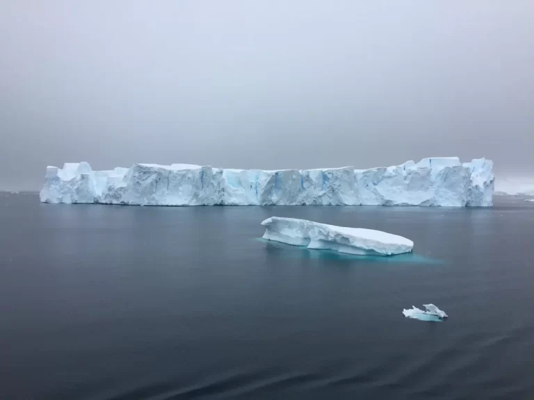  Aisbergul gigant care stătea de 30 de ani în același loc s-a pus pe mișcat