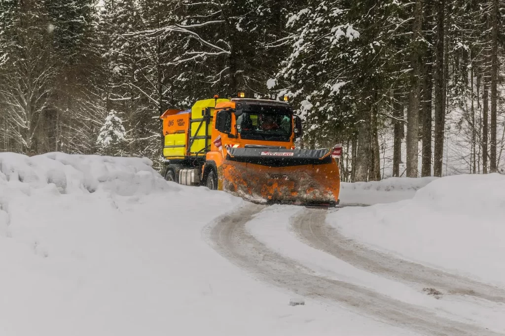 O situație alarmantă se desfășoară în cele patru județe, unde meteorologii au emis cod roșu de viscol puternic.