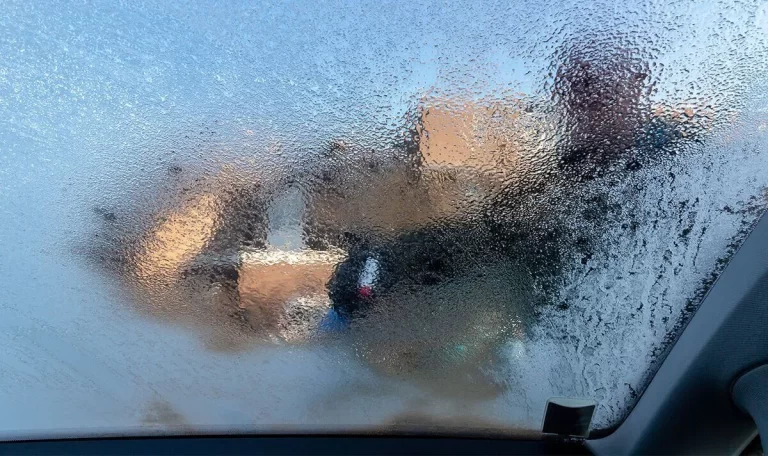 Dezgheață-ți geamurile mașinii în câteva secunde cu acest truc