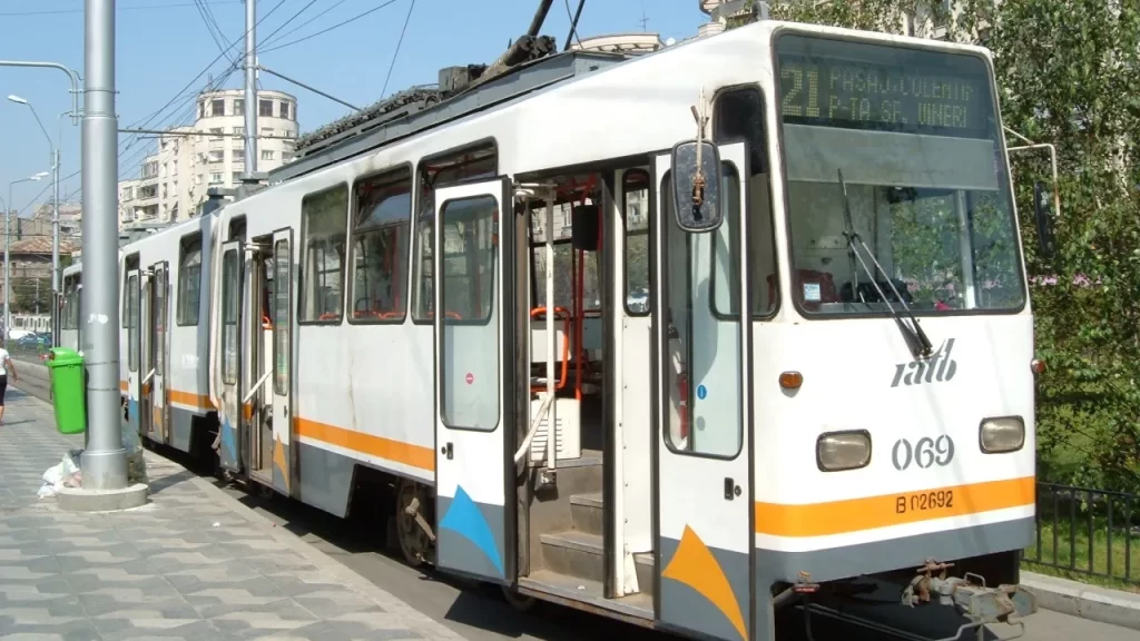 Ghinion crunt de Sărbători! Un bucureștean și-a făcut de cap cu mașina și a sfidat tramvaiul – Clipul zilei!