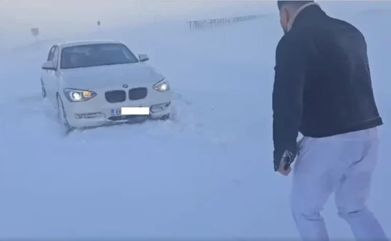 Hopa! Un domn din capitală s-a aventurat cu BMW-ul pe Transalpina și a găsit zăpada, nu drumul!