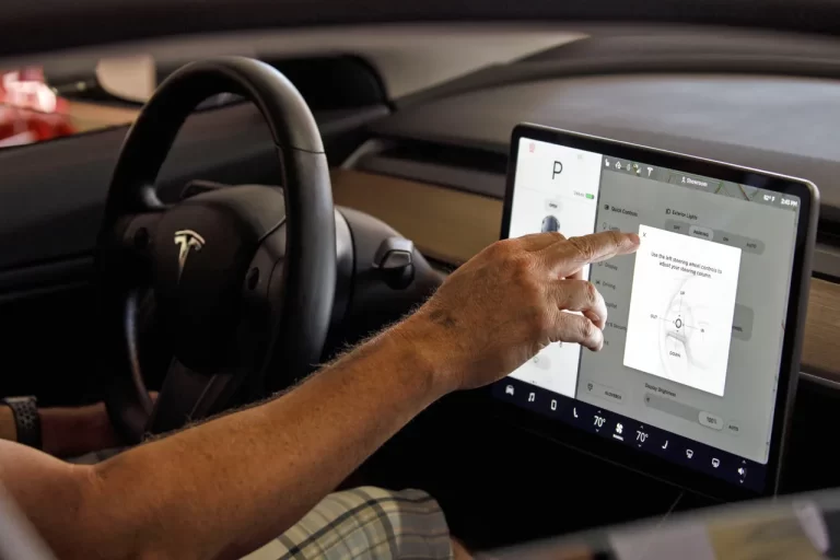 Tesla recheamă peste 2 milioane de mașini pentru a actualiza software-ul Autopilot