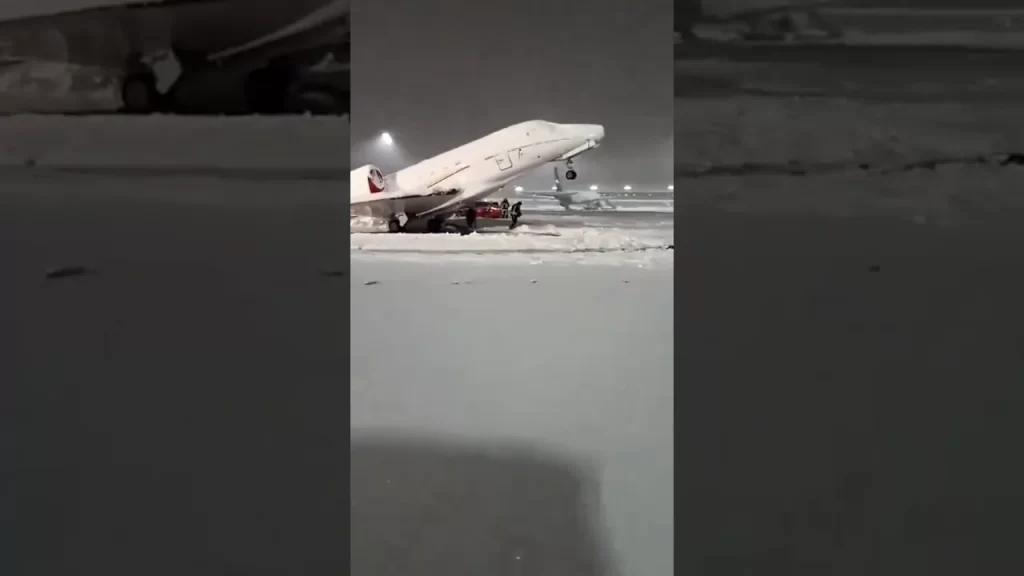 Un avion a rămas blocat pe pistă din cauza frigului O scenă demnă de un film SF - video