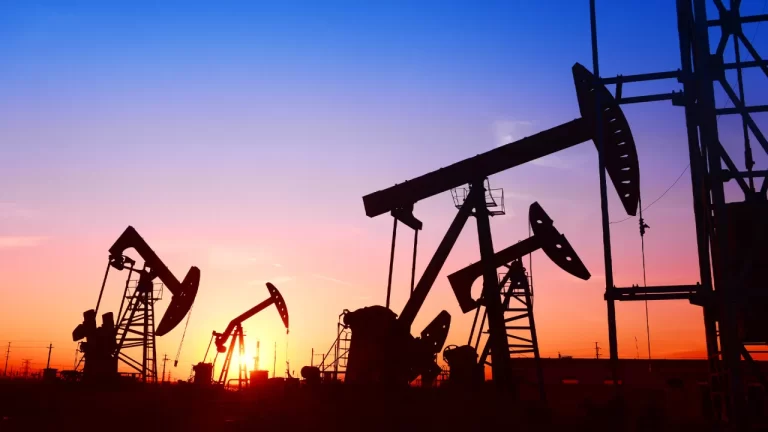 Cum ne afectează decizia Arabiei Saudite de a vinde petrol mai ieftin?