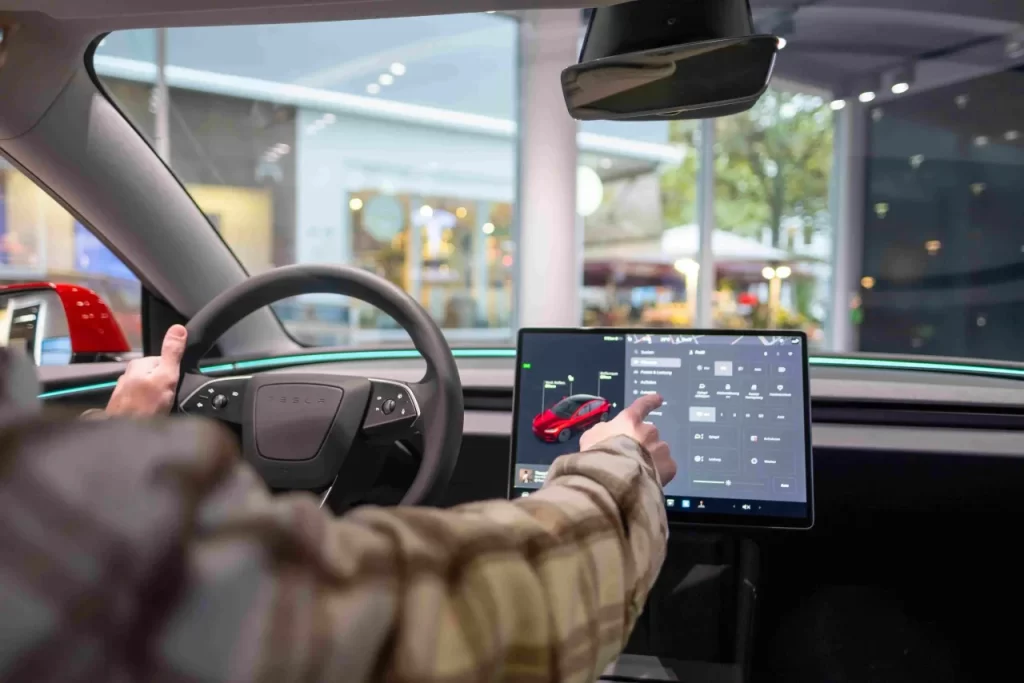 Mașinile inteligente: o inovație periculoasă pentru siguranța și intimitatea ta