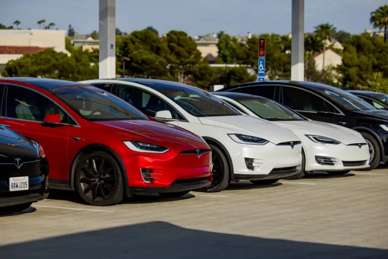 Tesla este nevoită să recheme din nou în service sute de mii de mașini
