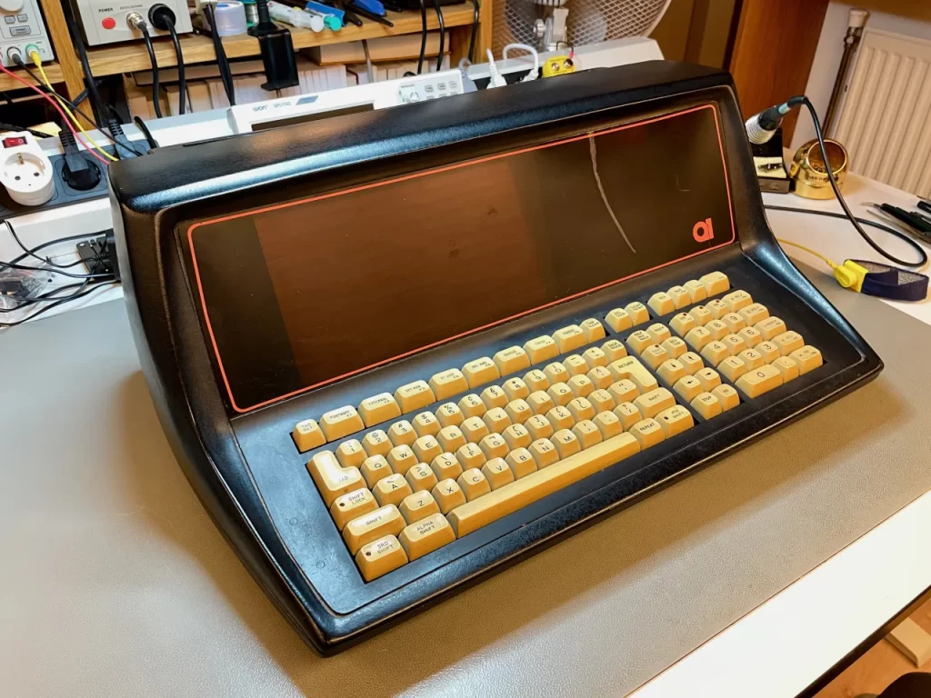 Au găsit niște comori în timp ce făceau curat: două dintre primele PC-uri din lume.