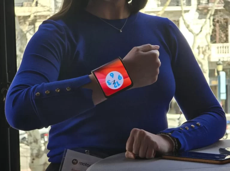 Motorola îți arată cum va arăta viitorul smartphone-urilor: un pliabil care se înfășoară la mână
