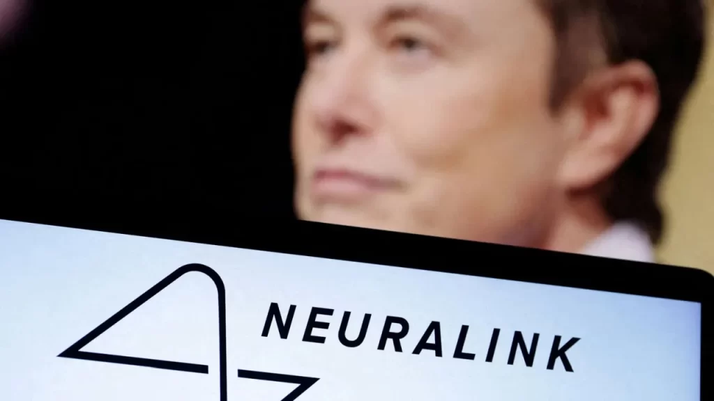 Un om cu cipul lui Musk în cap(neuralink) face minuni controlează un mouse cu gândul
