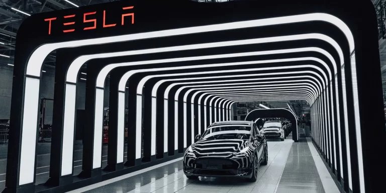 Fabricația Tesla, dezvăluită: Nu rata acest videoclip exclusiv!
