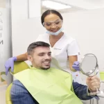 Implant dentar sau proteză mobilă? Avantaje, dezavantaje și recomandări