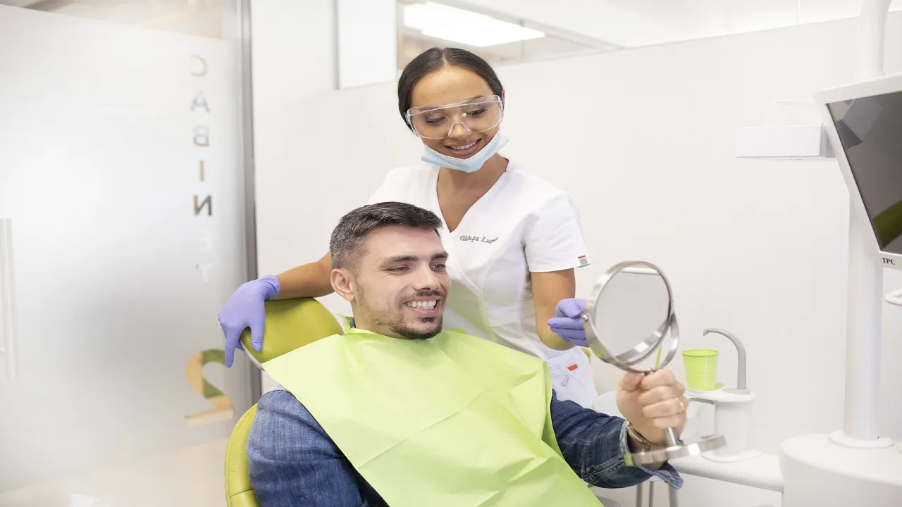 Implant dentar sau proteză mobilă? Avantaje, dezavantaje și recomandări